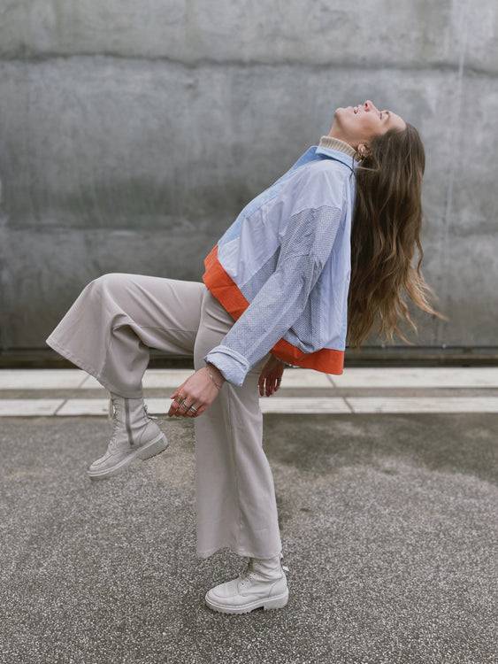Nonoi Studio Blouson // Hellblau + Orange // Onesize Top Angebot