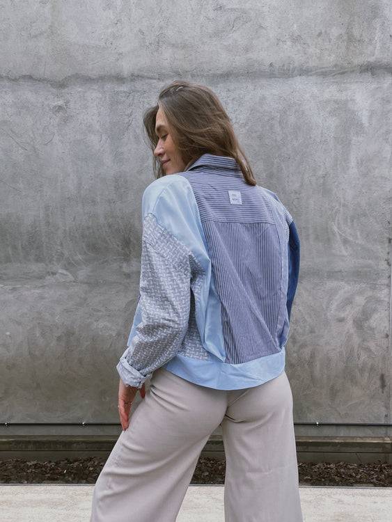 Nonoi Studio Blouson // Hellblau + Grau // Onesize Neueste Mode