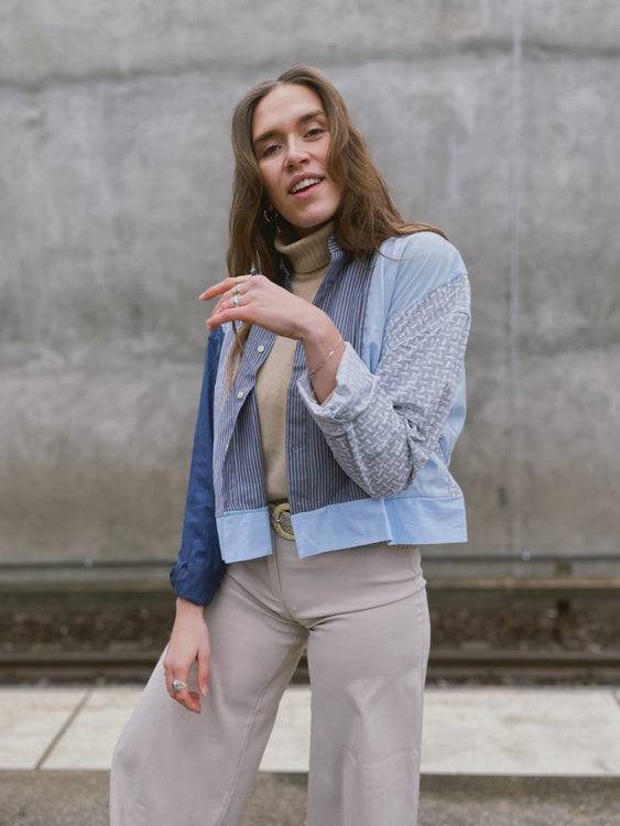 Nonoi Studio Blouson // Hellblau + Grau // Onesize Neueste Mode