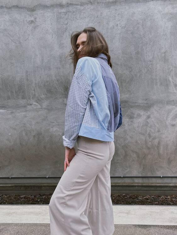 Nonoi Studio Blouson // Hellblau + Grau // Onesize Neueste Mode