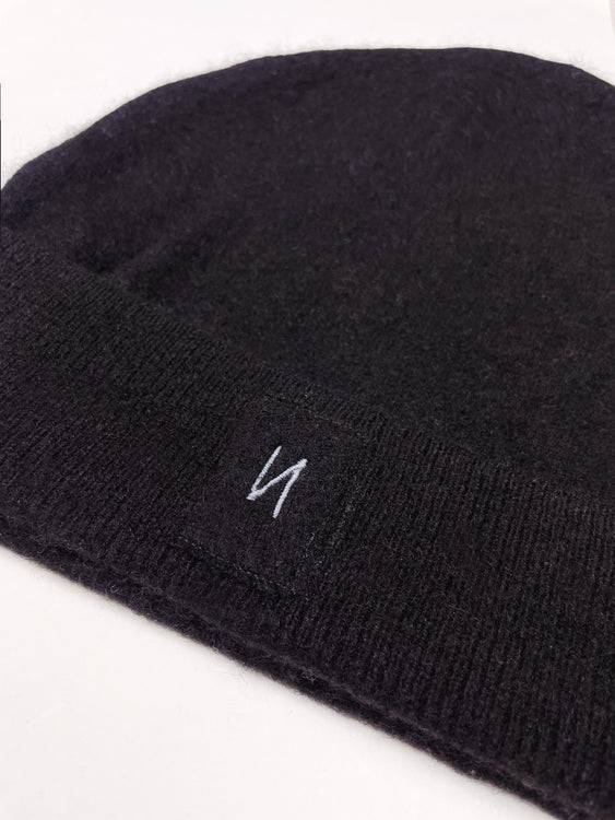 Nonoi Studio SCHWARZE MÜTZE "GENF" AUS KASCHMIR // UNISEX 2025