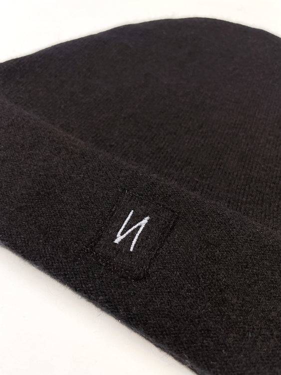 Nonoi Studio SCHWARZE MÜTZE "GENF" AUS KASCHMIR // UNISEX 2025