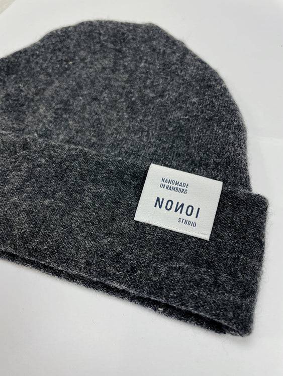 Nonoi Studio DUNKELGRAUE MÜTZE "MIDY" AUS KASCHMIR // UNISEX Black Friday