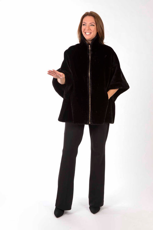 Petite M. Cape zum Wenden in Lammfell Imitat Schwarz Bestseller