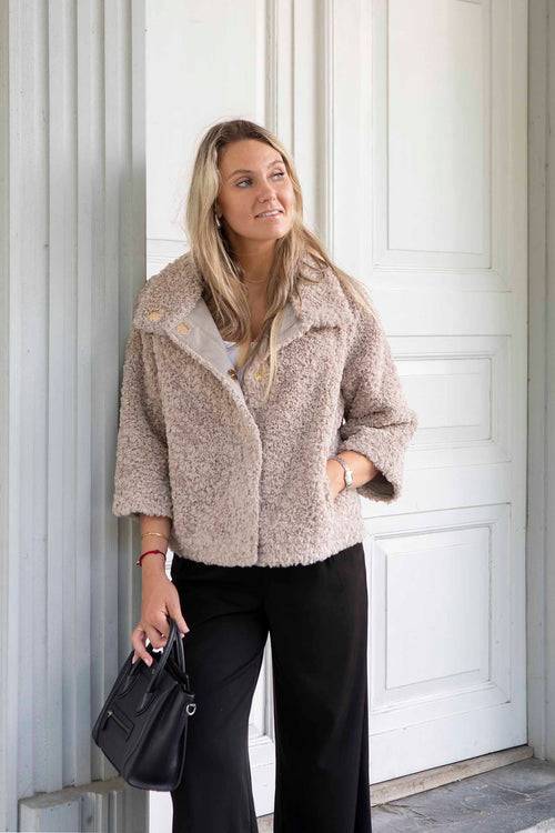 Petite M. Teddyfell Kurze Jacke in Beige Kauf eins, bekomm eins gratis