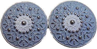 Pezzo D'oro Dirndl Schürzenschließe Metall, farbig coloriert ,2x runde Form 2-teilig. filigrane Form Riesige Rabatte