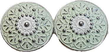 Pezzo D'oro Dirndl Schürzenschließe Metall, farbig coloriert ,2x runde Form 2-teilig. filigrane Form Riesige Rabatte