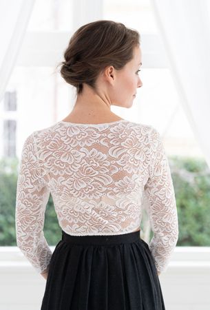 Pezzo D'oro Dirndlbluse aus elastischer Spitze creme 3/4 Arm, Dirndlspitzenbluse Fabrikladen