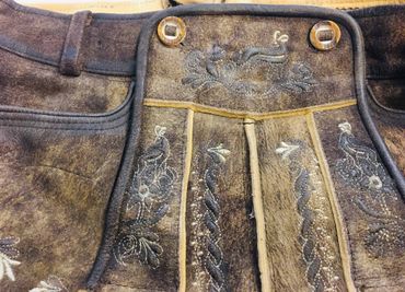 Pezzo D'oro Trachtenlederhose kurz, mit Gürtel Bayernwappen, antikfarben braun Wildbock zollfrei